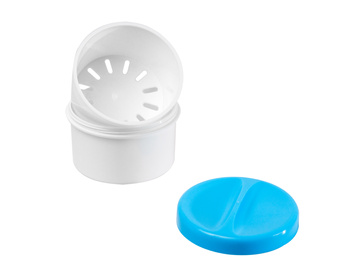 Pudełko na protezę zębową z koszyczkiem